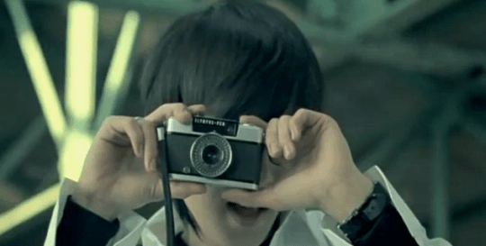 TOP taking Dara's pic