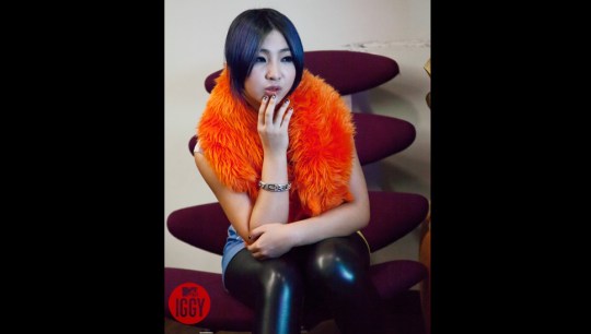 12_2NE1_Backstage_49