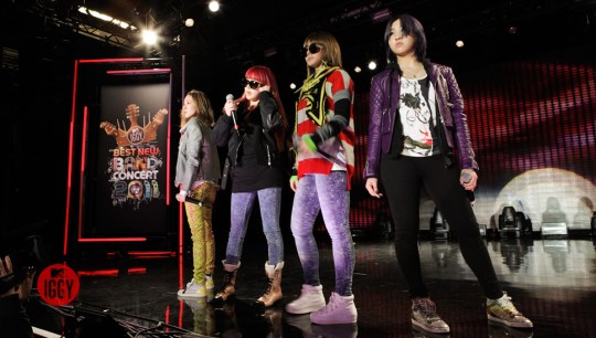 1_2NE1_Backstage_77