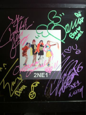 2NE1 サイン Photos: 2NE1's Signatures from Ontama Carnival 2012 |