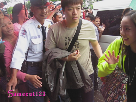 120205 2NE1 @Legazpi Airport (18)