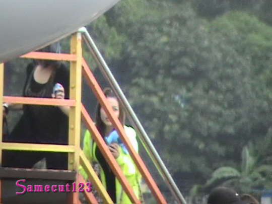 120205 2NE1 @Legazpi Airport (37)