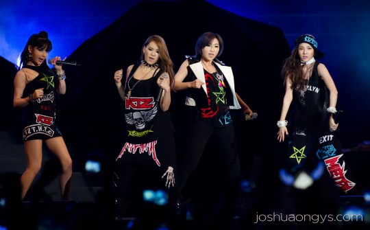 2013-twin-towers-alive-2ne1-12