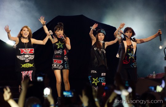 2013-twin-towers-alive-2ne1-4