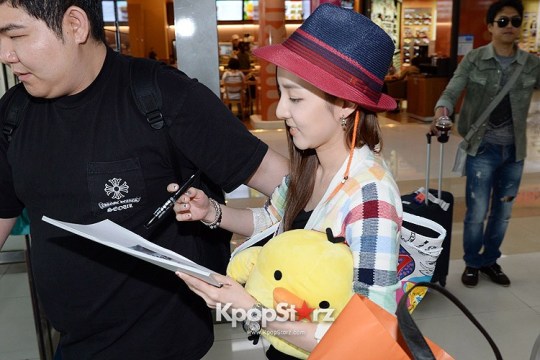 70854-2ne1s-sandara-park-may15-2013