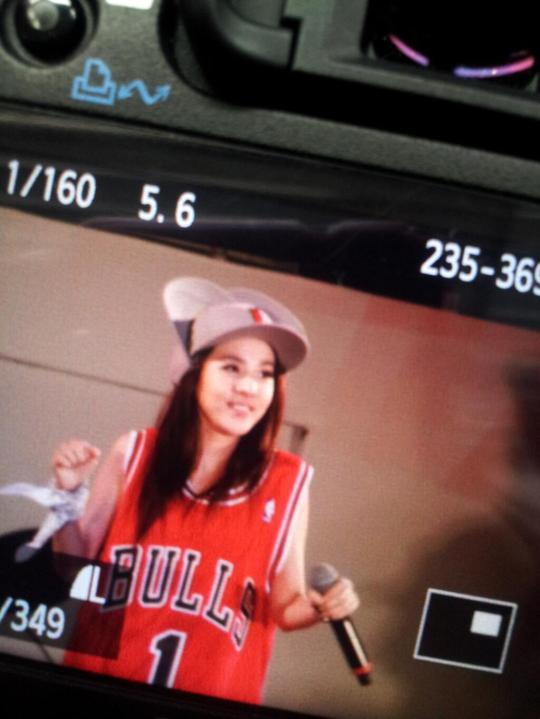 BLCUZ4ZCAAAzEzs.jpg large