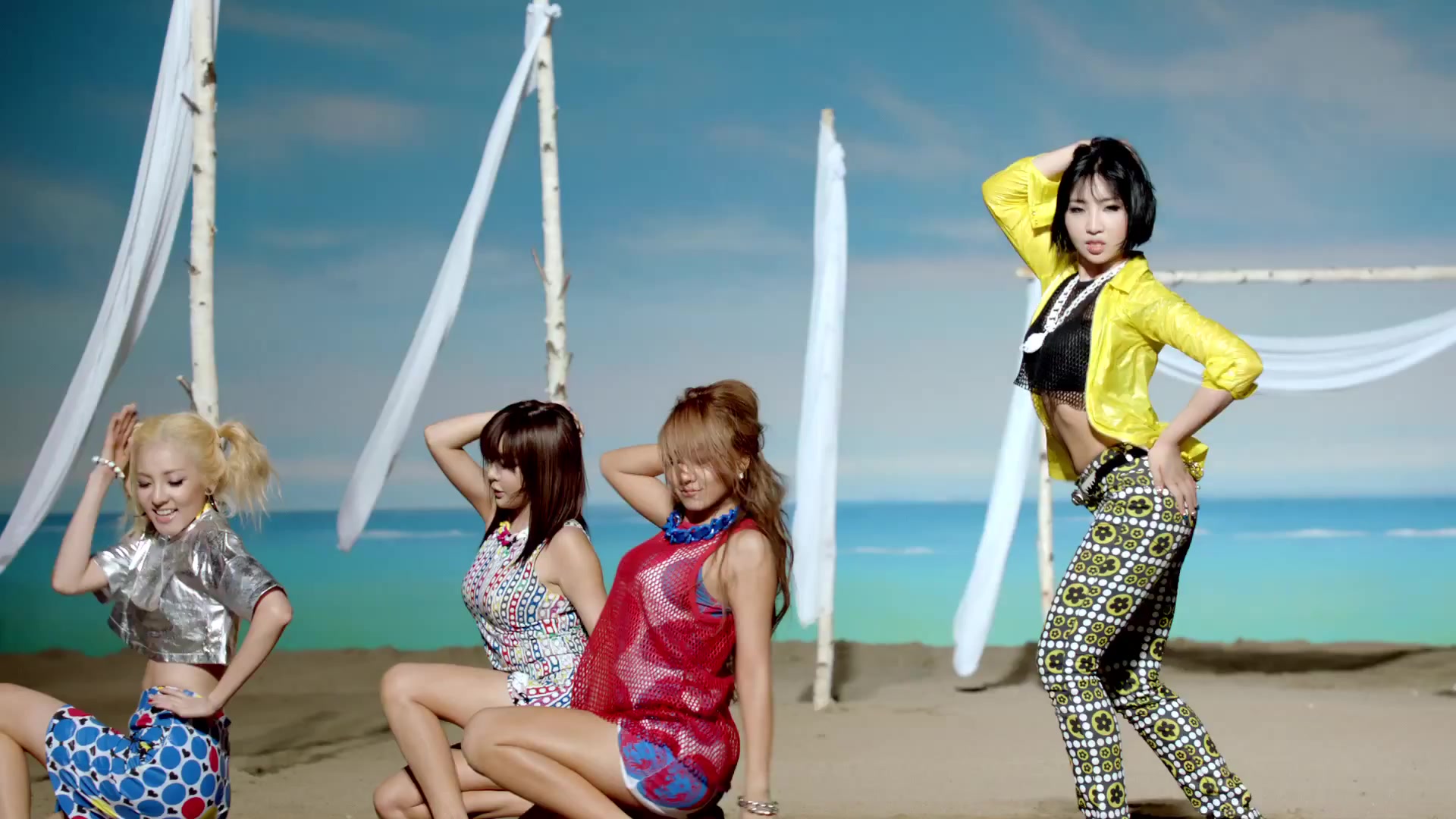 2NE1—FALLING-IN-LOVE-M-V[www.savevid.com] 2873