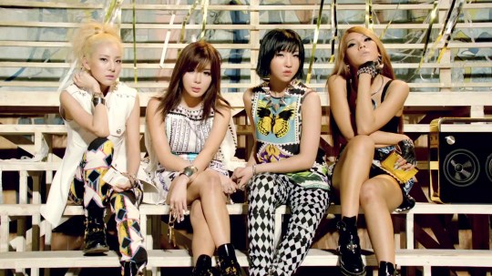 2NE1---FALLING-IN-LOVE-M-V[www.savevid.com] 5356