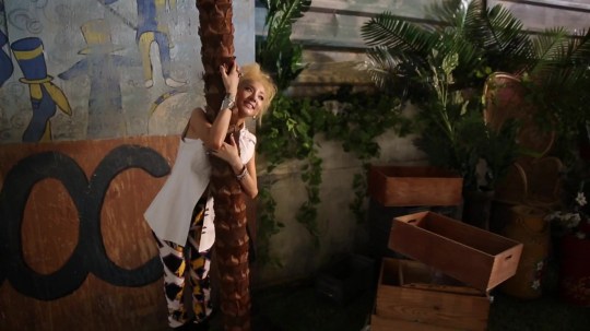 2NE1 - FALLING IN LOVE M_V Making Film 2399