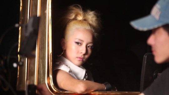 2NE1 - FALLING IN LOVE M_V Making Film 3016