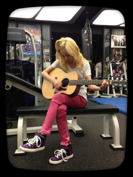 BRmfo3QCAAApRMg.jpg large