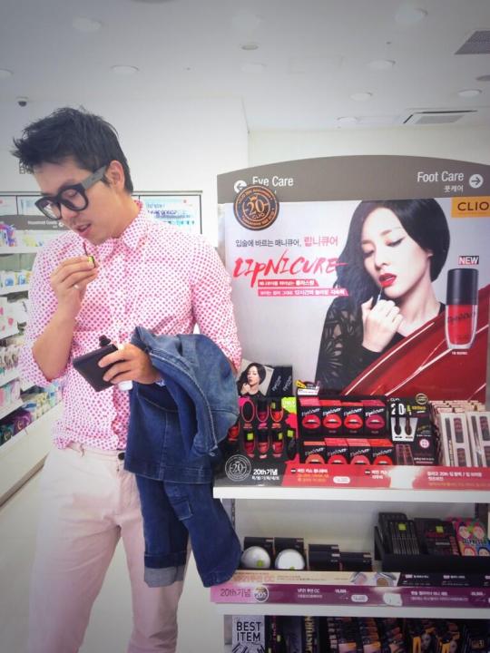 BW1JDAqCYAA76PZ.jpg large