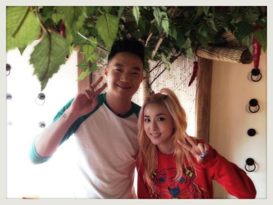 BWHlBRoCUAAQMY-.jpg large