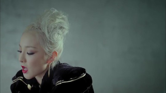 2NE1 - 그리워해요 (MISSING YOU) M_V 3020