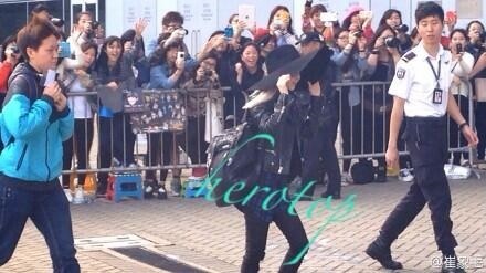 dara at hongkong airport