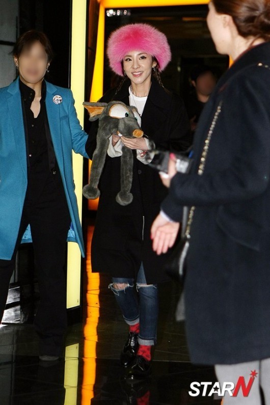 포토-산다라박-멀리서부터-눈에-띄는-핫핑크-털모자