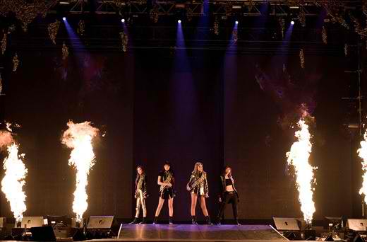 2NE1-홍콩콘서트-8천-관객-열광…곧바로-귀국-후-인기가요行_3