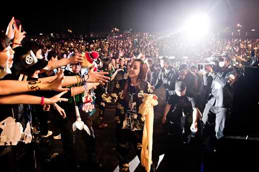 2NE1-홍콩콘서트-8천-관객-열광…곧바로-귀국-후-인기가요行_4