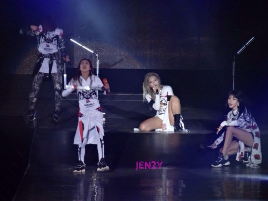 67a4936cjw1eeoxt7qsmcj21400u0ti4