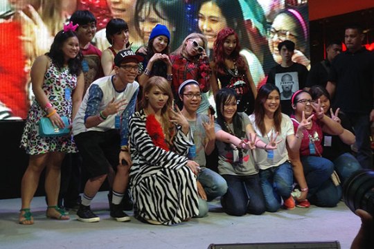 2NE1-photo-with-fans