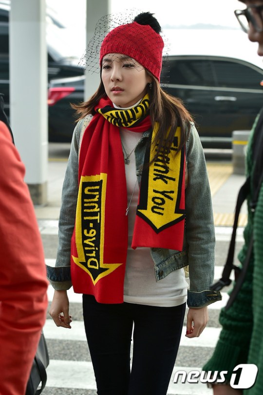 투애니원 산다라박, 독특한 면사포 패션으로 시