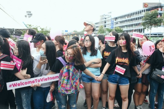 dara-2ne1-tuoi-cuoi-chao-fan-viet-khi-cap-ben-san-bay-tan-son-nhat-31-133423