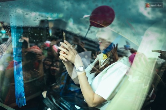 dara-2ne1-tuoi-cuoi-chao-fan-viet-khi-cap-ben-san-bay-tan-son-nhat-31-133444