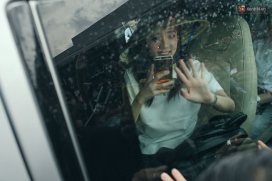 dara-2ne1-tuoi-cuoi-chao-fan-viet-khi-cap-ben-san-bay-tan-son-nhat-31-133448