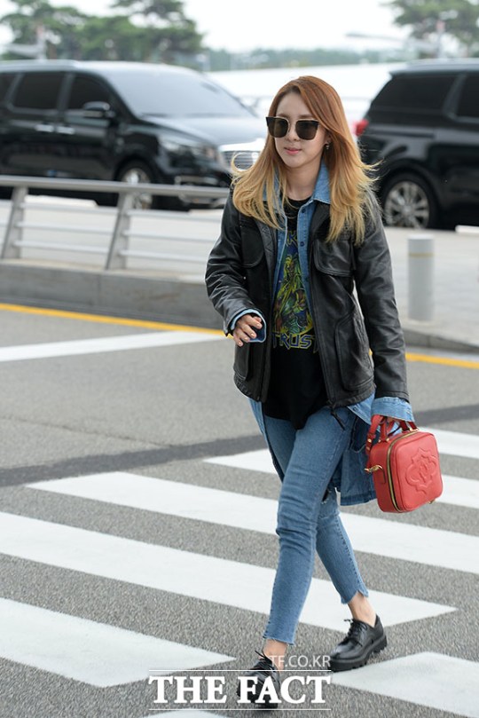 [더팩트ㅣ인천국제공항=임세준 인턴기자] 가수 산다라박이 화보 촬영차 21일 오후 인천국제공항을 통해 이탈리아 밀라노로 출국하고 있다. limsejun0423@tf.co.kr 사진팀 photo@tf.co.kr